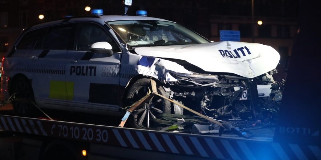 58-årig anholdt – 4 betjente på hospitalet efter vanvittig biljagt