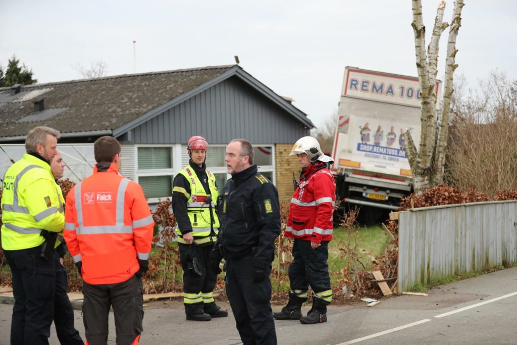 Rema 1000-Lastbil brager ind i hus på villavej: Kort tid efter lander lægehelikopter