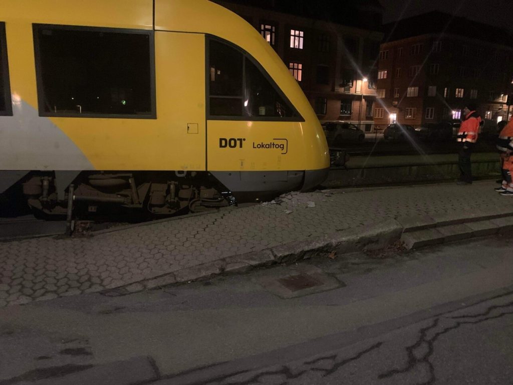Drama på togstation: Tog bragede direkte ind i perron