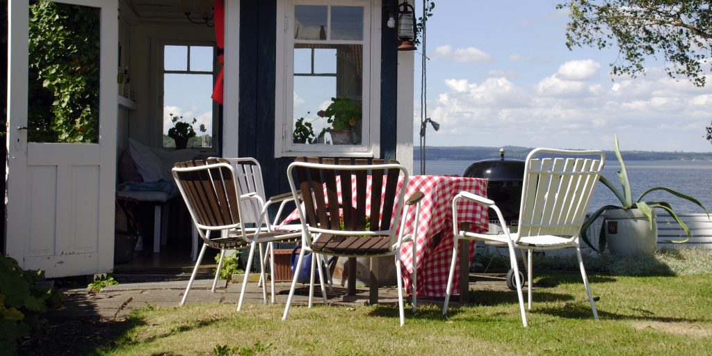 Skal sommerhuset vækkes fra vinterdvalen? Så tjek disse 8 ting inde og ude