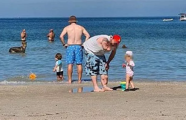 Familie tager dette foto på stranden: Kan du se den uhyggelige detalje?