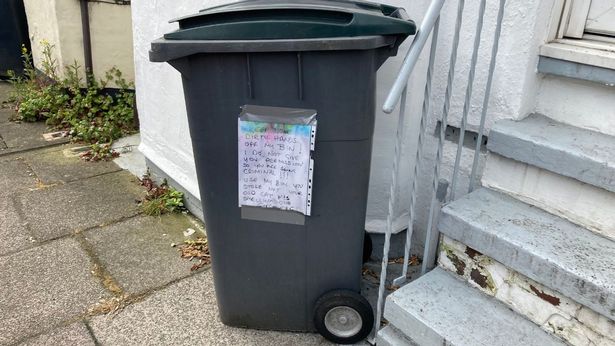 Rasende nabo fik nok: Efterlod vanvittig seddel efter brug af skraldespand