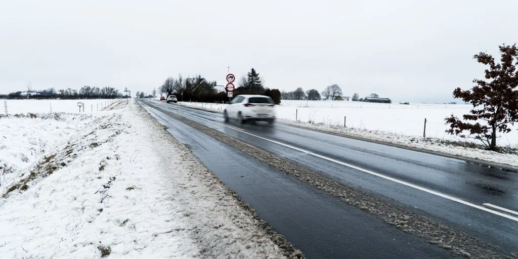 5 gode råd til at køre og passe på din bil, når vejene er forvandlet til skøjtebaner