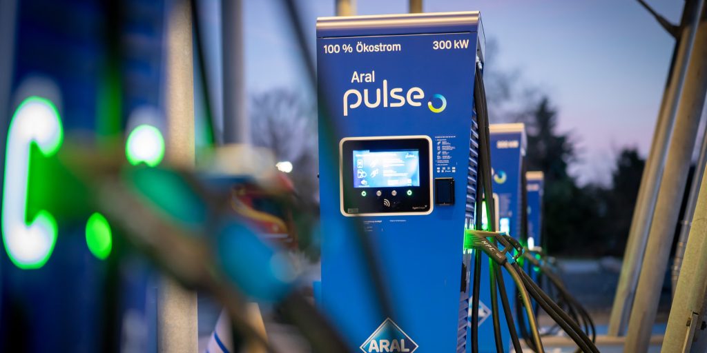 Nyt samarbejde med Aral pulse: Fra 1. juli kan disse danske elbilejere lade billigere i Tyskland