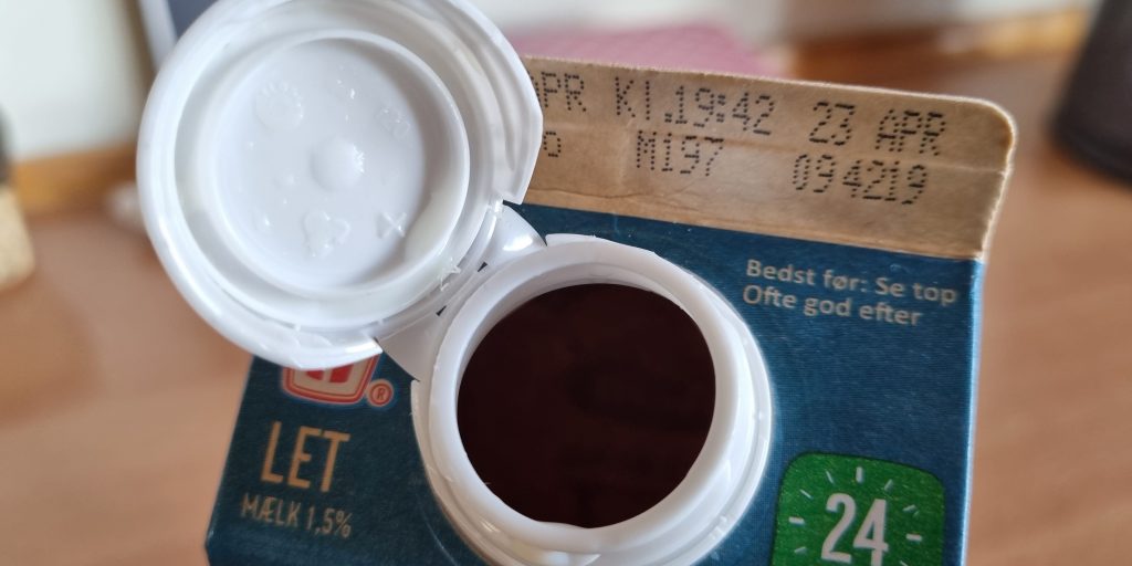 Forbrugerne raser over de fastsiddende skruelåg: Nu forklarer Arla sig