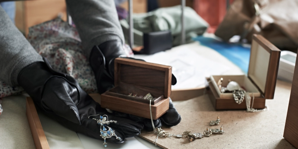 Hjælpsom 83-årig klogere end tricktyve