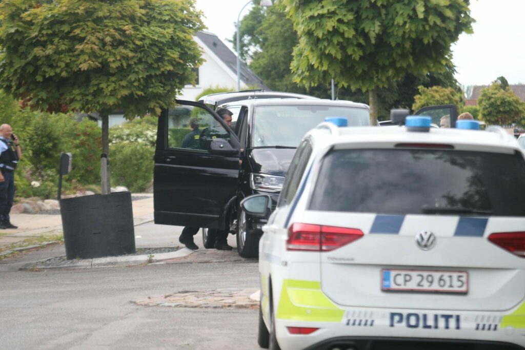 Biljagt på vestegnen: Smed pistol ud af vinduet og påkørte patruljevogn