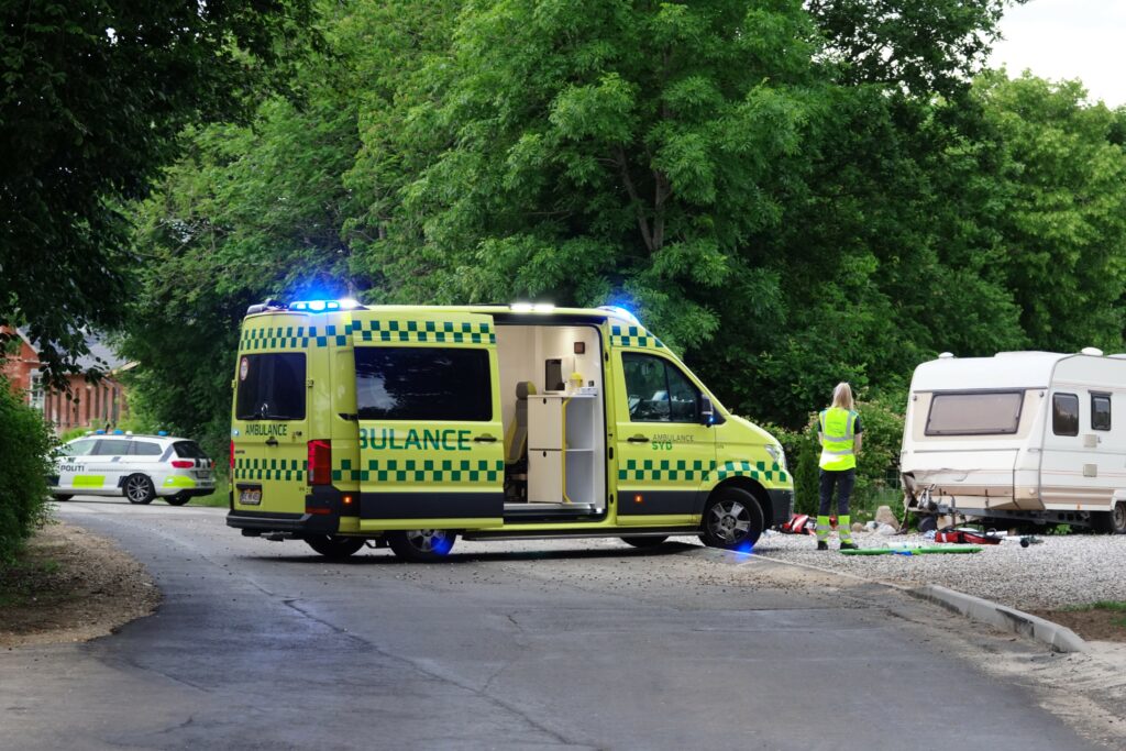 Motorcyklist i kritisk tilstand: Kørte ind i parkeret campingvogn