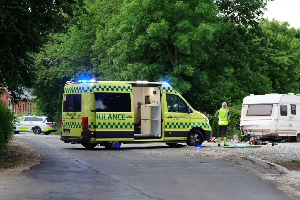 Motorcyklist i kritisk tilstand: Kørte ind i parkeret campingvogn