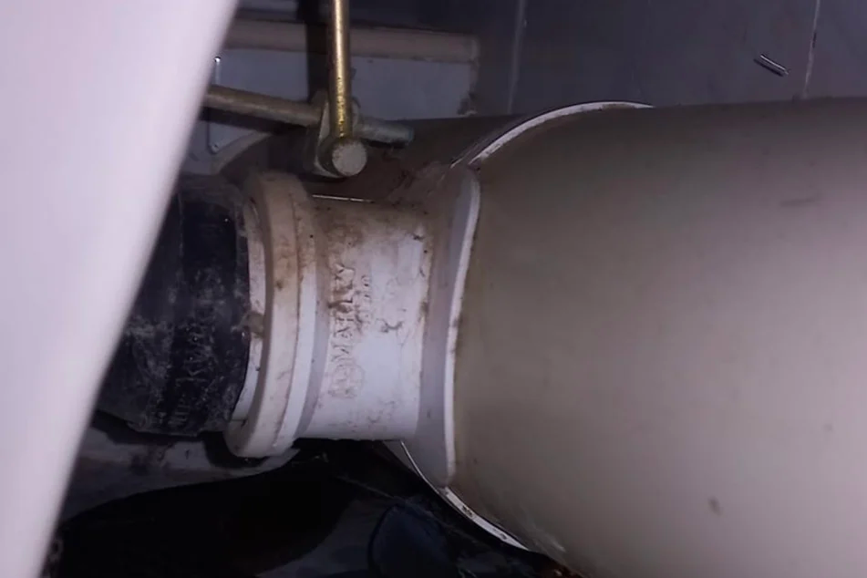 Mand opdager mærkelig genstand bag toilettet: da han rører ved den, går han i panik!