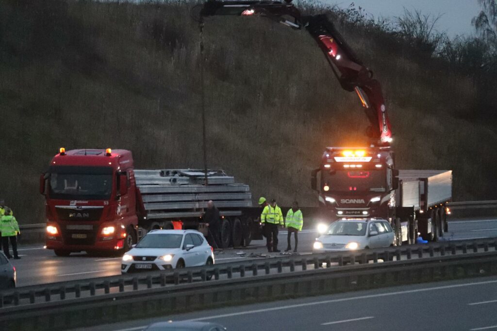 Lastbil taber beton elementer: Alle spor spærret på motorvej