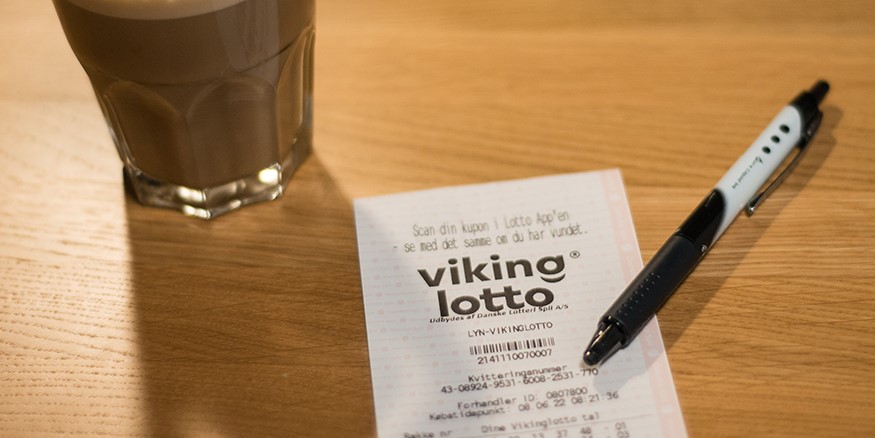 Vandt 19 millioner kroner i Lotto: Så blev det store checkhæfte fundet frem