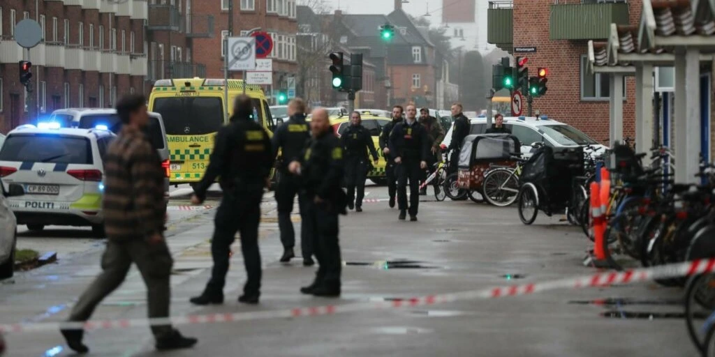 Mand dræbt af politiet i København – betjent indlagt efter knivstik