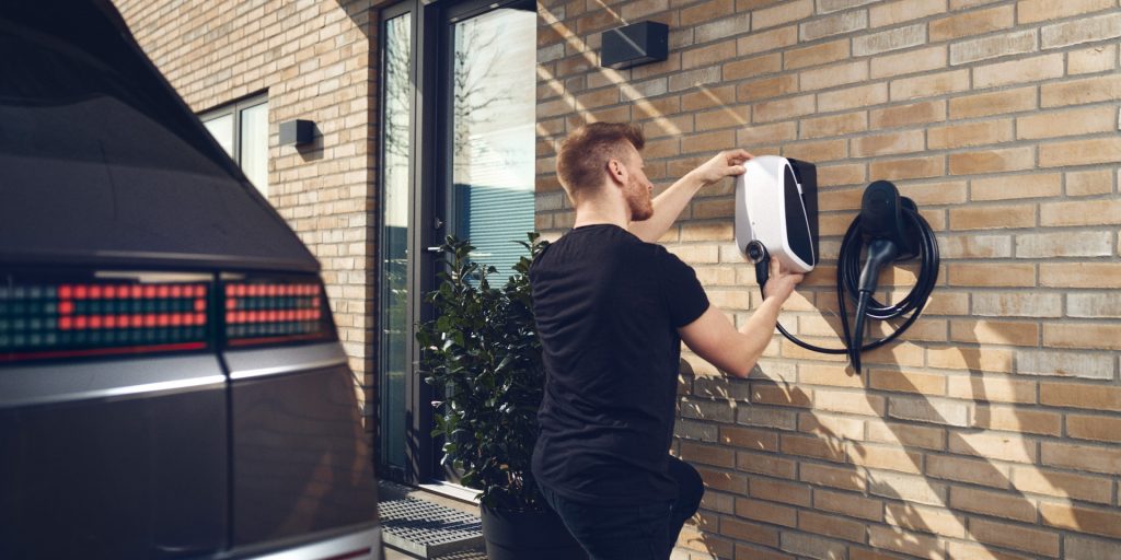 Har du en elbil? Nu kan disse danskere få en gratis ladeløsning derhjemme