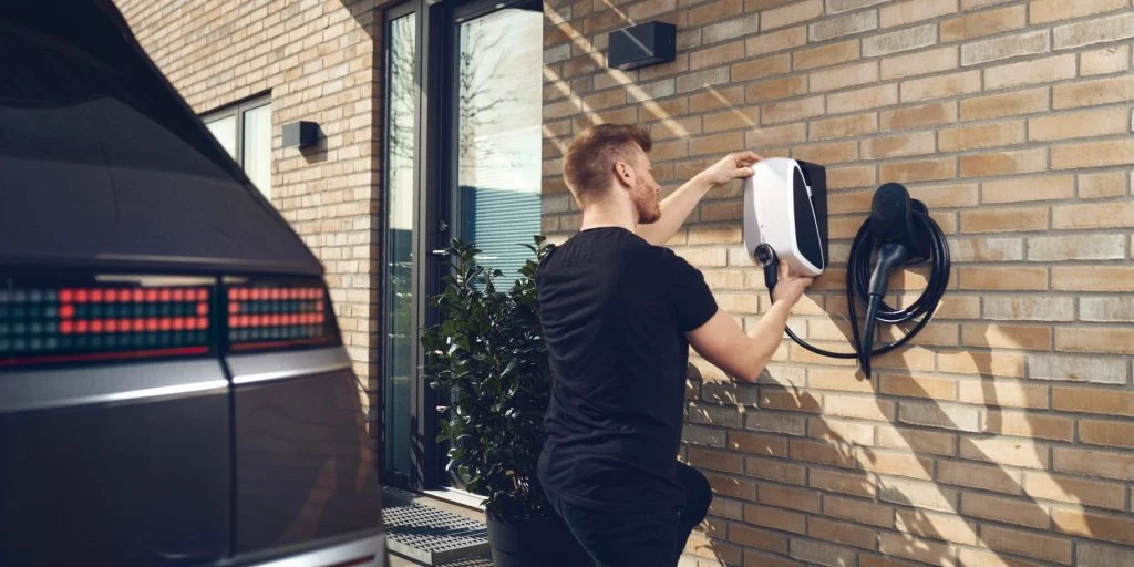 Har du en elbil? Nu kan disse danskere få en gratis ladeløsning derhjemme