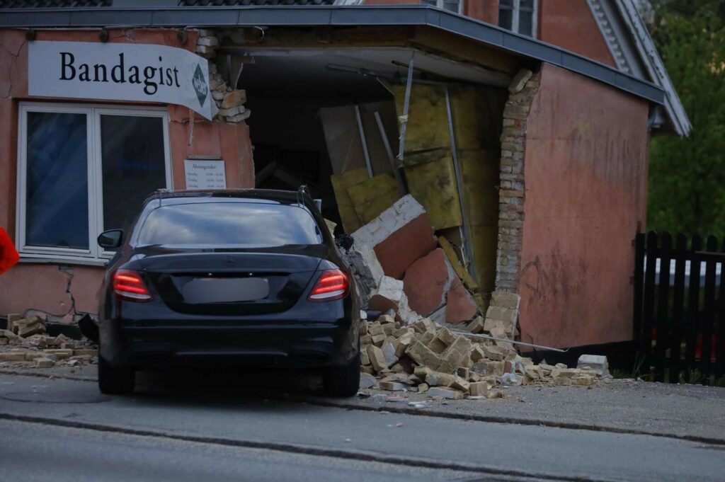 Bil brager ind i bygning