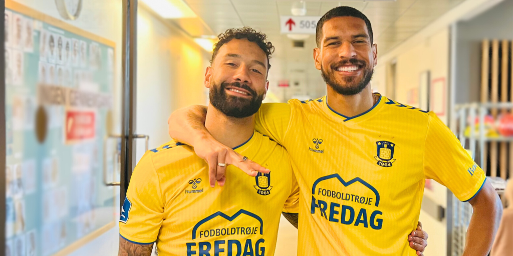Derfor ser du måske mange gå rundt i fodboldtrøjer netop i dag