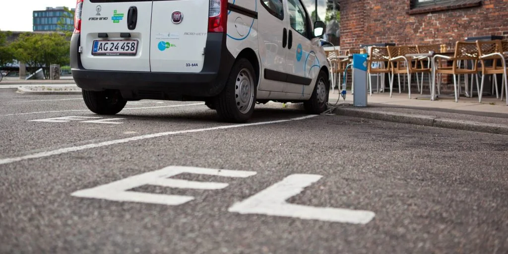 Nu bliver det nemmere at være elbilist: Knap 1000 nye p-pladser på vej i denne kommune