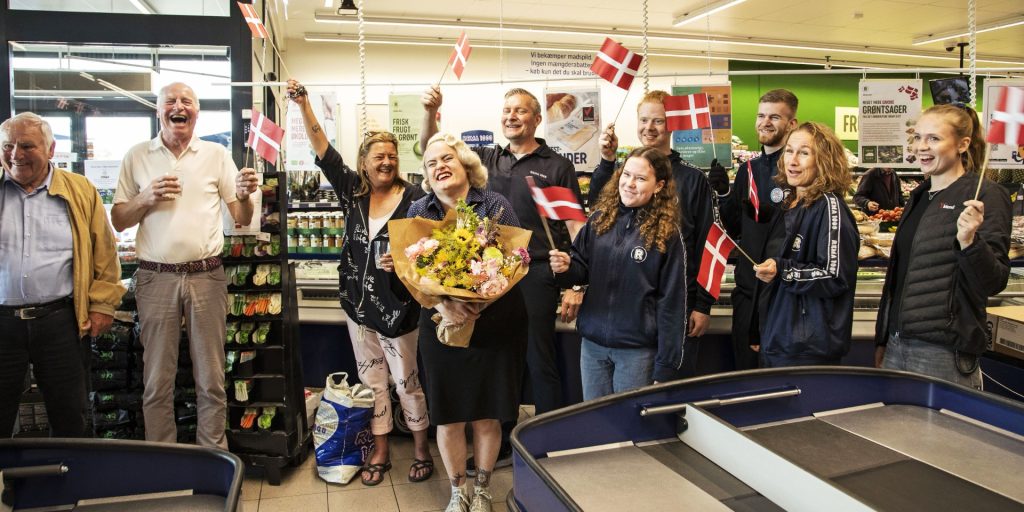 Ugeblad beder om hjælp: Hvem skal vinde prisen som Danmarks sødeste kassedame 2024?