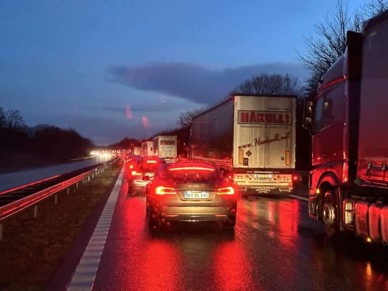 Uheld skaber kø på motorvejene