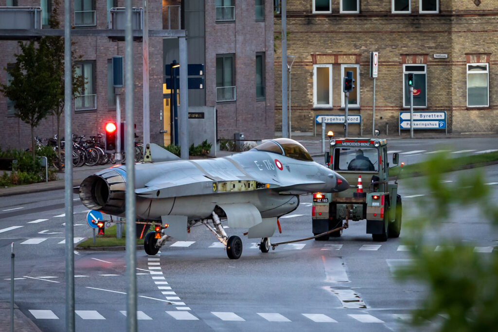 F16 fly kørte rundt i Aalborgs gader