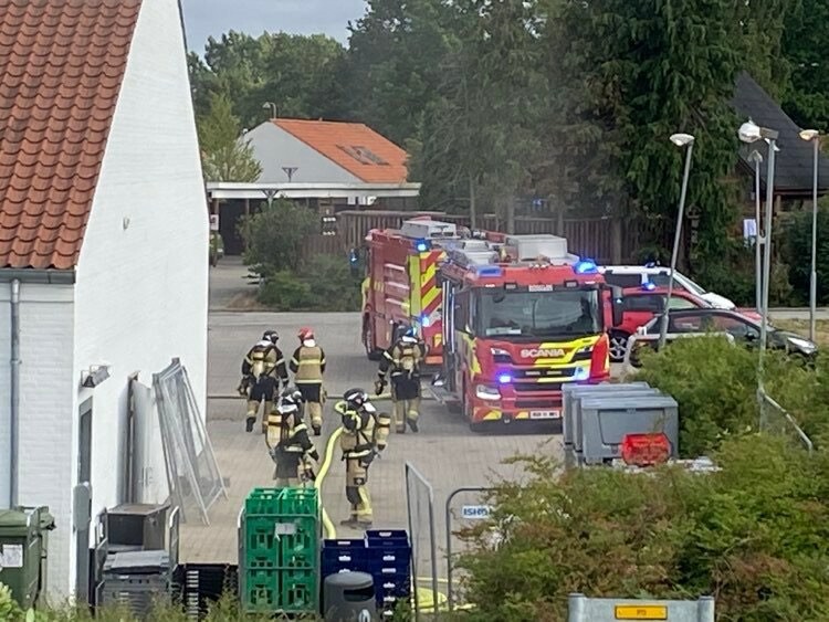 Brand hærger by: ‘Gå indenfor og togene stopper her ikke’