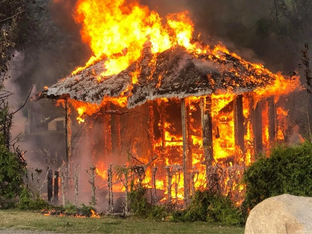 Hus i flammer: Voldsom brand med fem til seks meter høje flammer