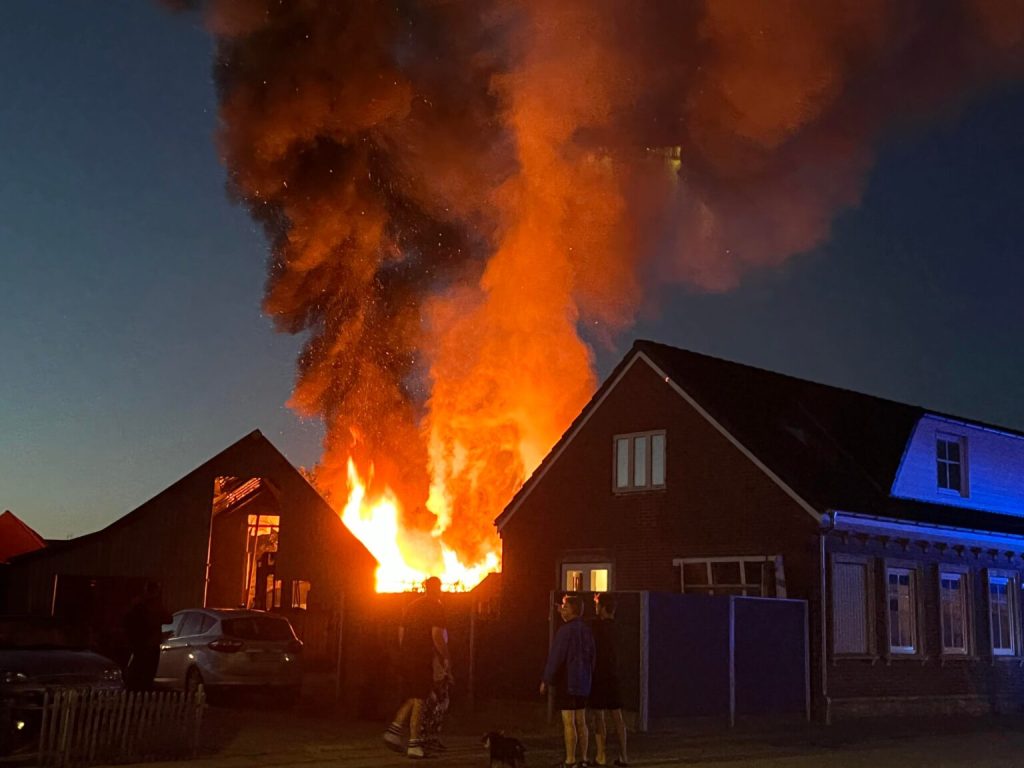 Kraftig brand raserer beboelseskvarter
