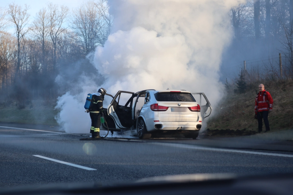 Bilbrand på motorvejen: Lang kø