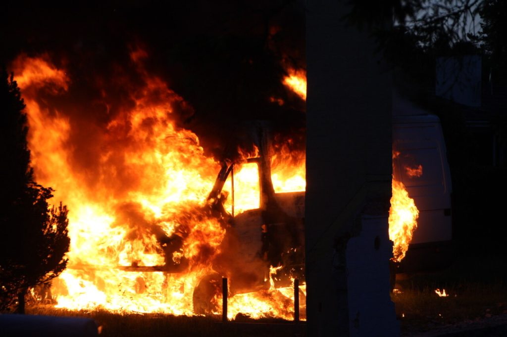 Politi og brandvæsen rykker ud: Kraftig brand i varebil kaster store flammer af sig