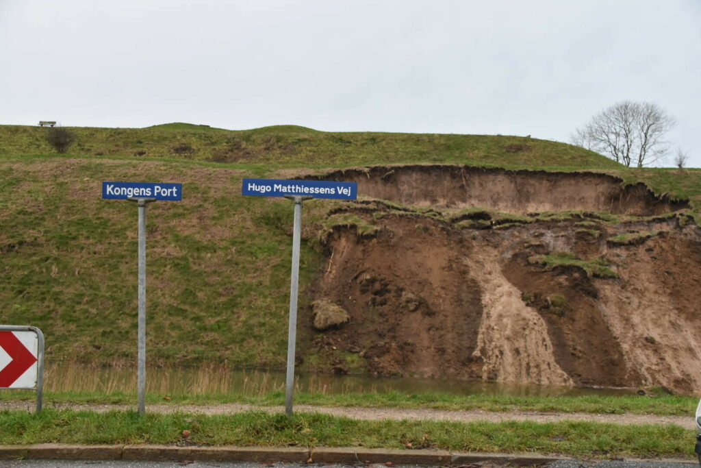 Regnvejr skaber problemer: Stort jordskred i Fredericia