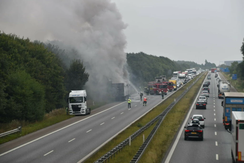 Ild i lastbil: Motorvej spærret