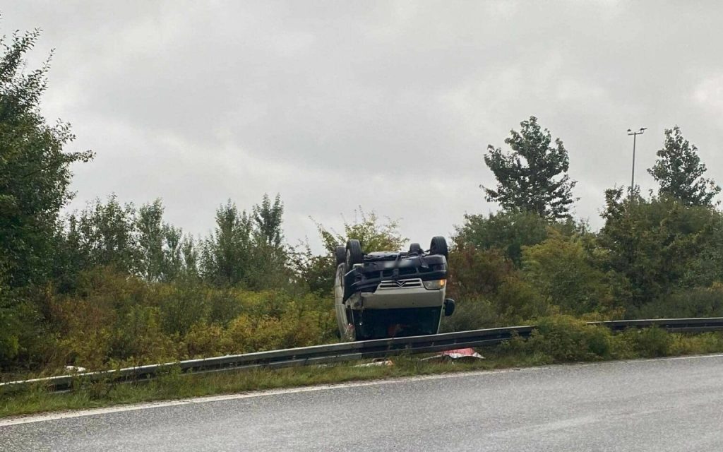 Varevogn endte på hovedet ved afkørslen: Føreren blev væk