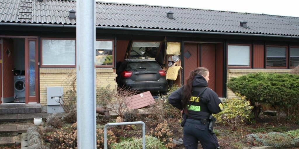 Vanvittige billeder: Bil brager ind i parcelhus