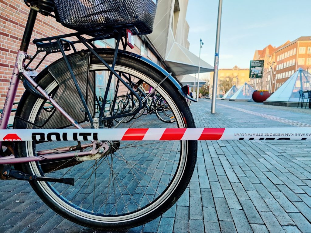 Knivstikkeri i shoppingcenter: Politi talstærkt til stede