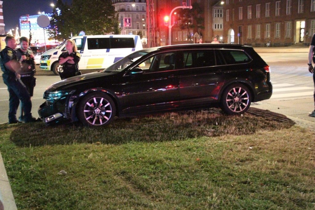 Politibil og taxa stødte frontalt sammen i Aarhus