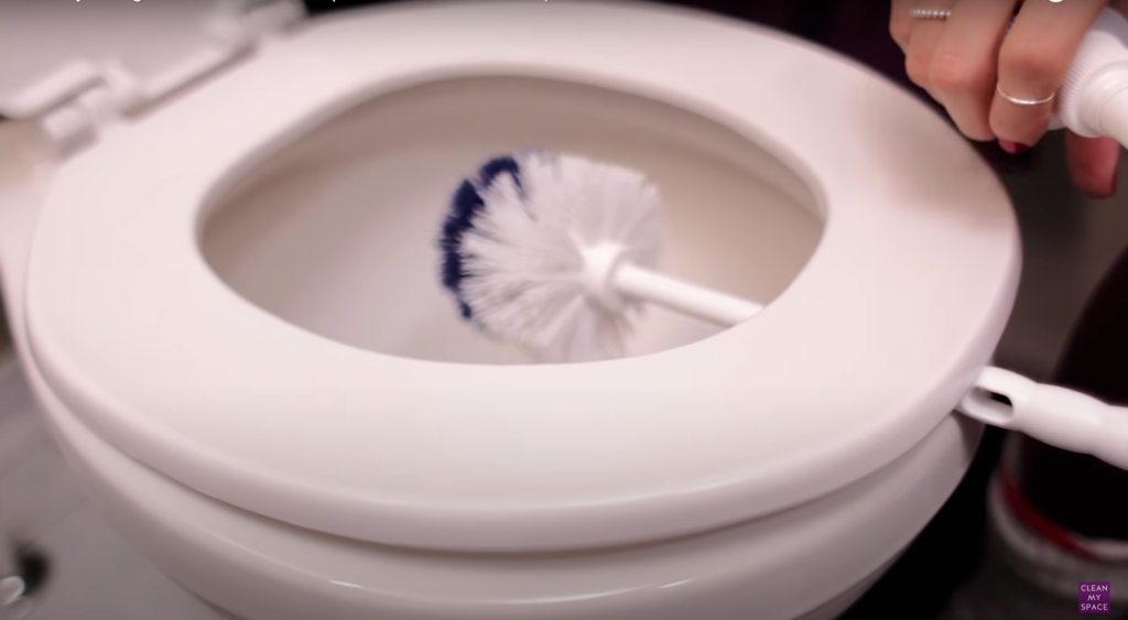 Derfor skal du lade toiletbørsten hænge under brættet efter brug