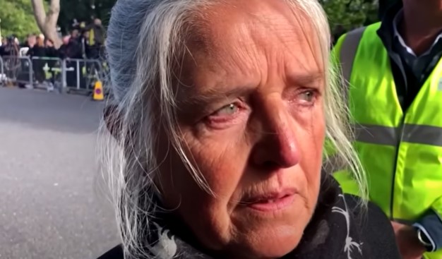 Dronning Elizabeths begravelse: Se den rørende afsked