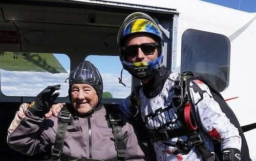 103-årig tager springet: Sætter verdensrekord som ældste tandemhopper
