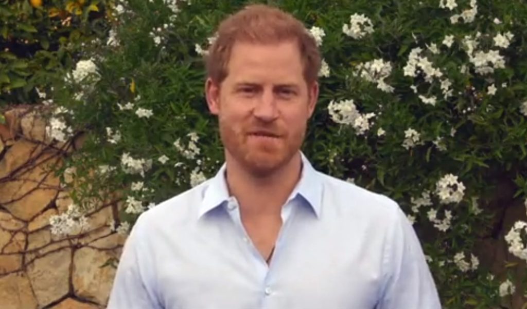 Prins Harry virker uberørt i sin første video siden udgivelsen af bogen Spare