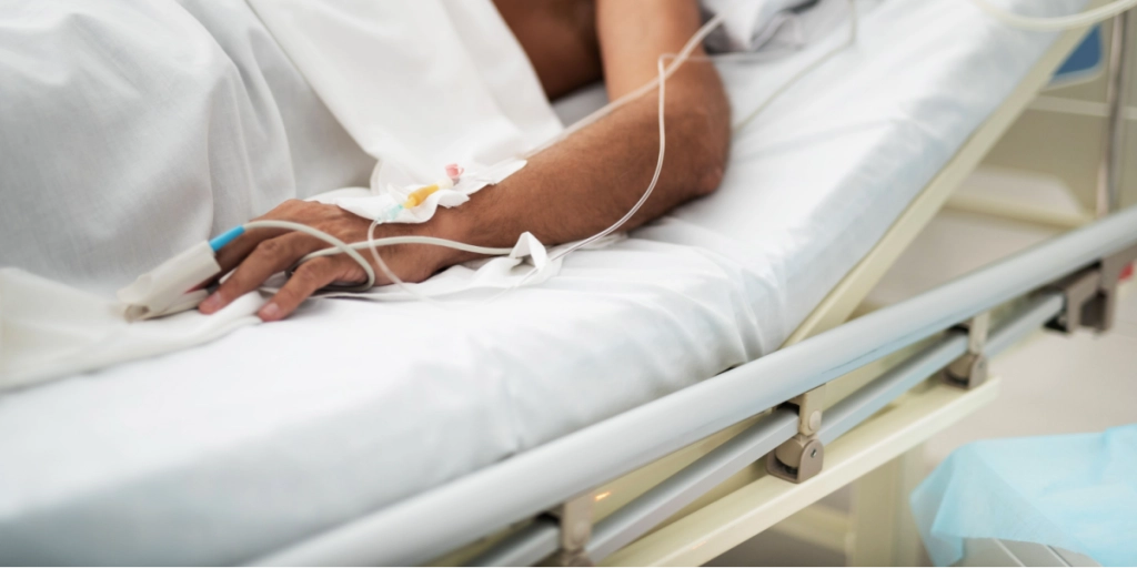 Familiefar tog på hospitalet med lidt feber – vågnede seks uger efter til nyt chok