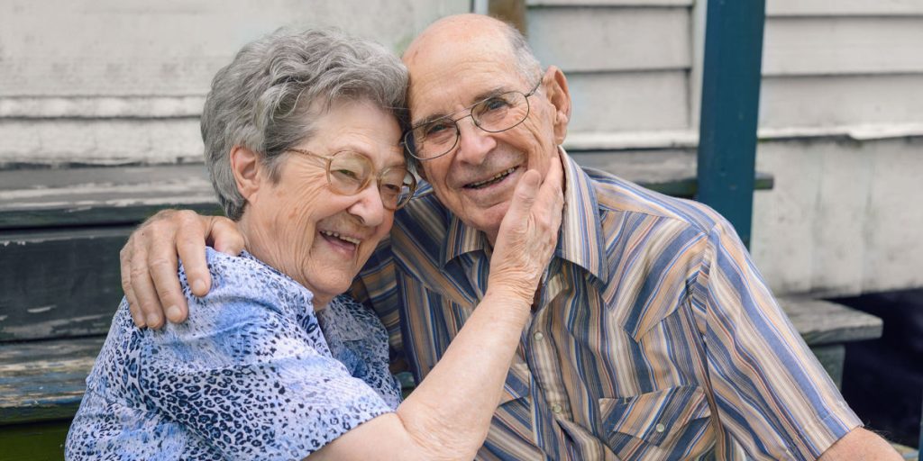 Ian på 85 år fandt sin udkårne på et dating-site: Nu er de blevet gift