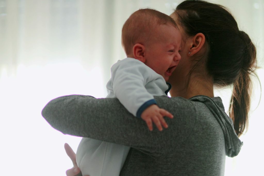 Mor til grædende baby på fly takker passager for ærlig kommentar