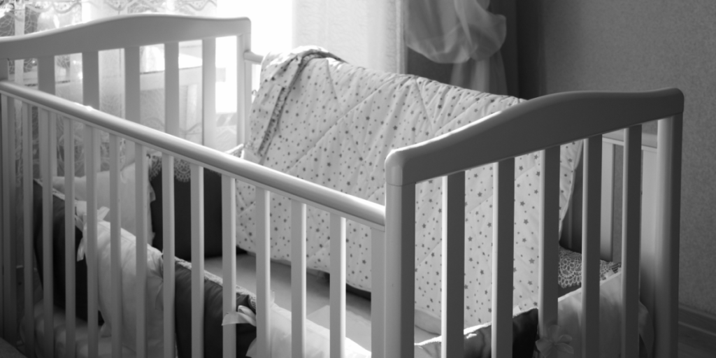 Far låste børn inde for at drikke sig fuld – 2-årig datter døde af sult