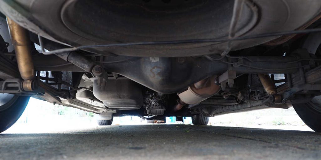 Forbipasserende hører klynkelyde: Det, de ser under bilen, får dem til at tabe kæben