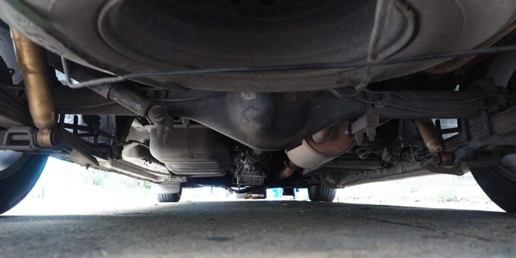Forbipasserende hører klynkelyde: Det, de ser under bilen, får dem til at tabe kæben