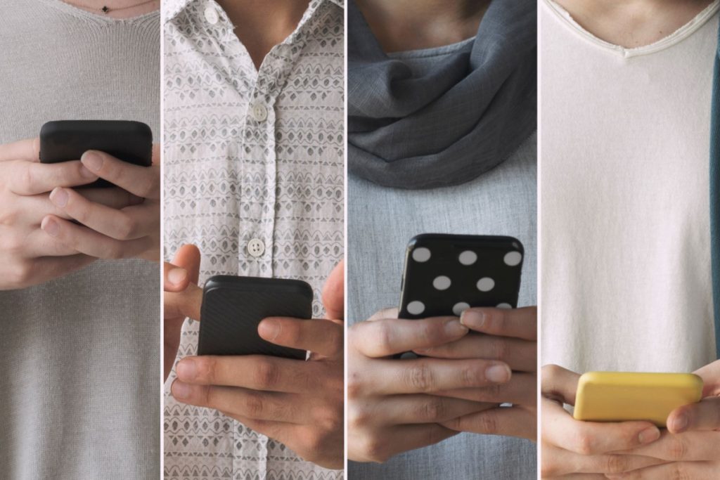 Det er gået helt galt. Så afhængige er unge mennesker af deres mobiltelefoner