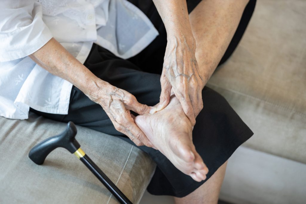 Pensionist med fodproblemer? Sådan passer du på dine fødder