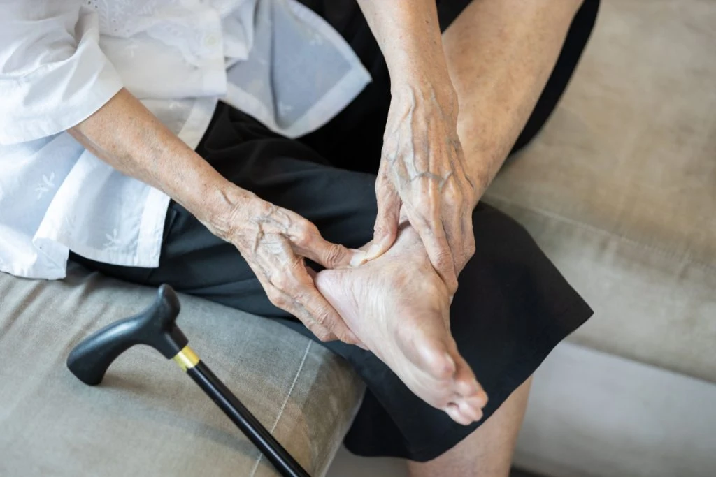 Pensionist med fodproblemer? Sådan passer du på dine fødder
