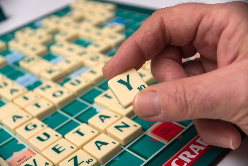 Mand bliver forstyrret i ”Scrabble” og dræber sin nabo